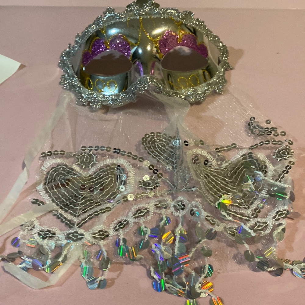 Glam mask for parties